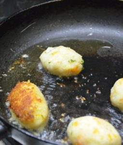 Frying potato lollipop 