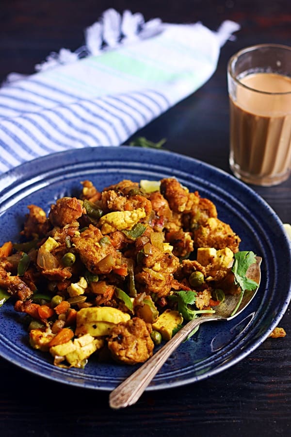 bread upma and tea served for breakfast