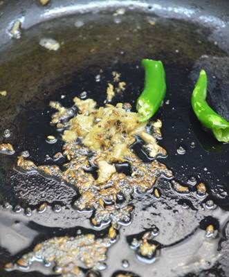 tempering cumin seeds , green chilies in oil for bread upma