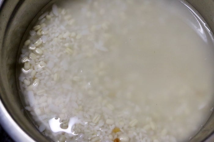 soaking rice and urad dal for making dosa batter