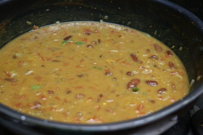 Making kidney bean curry for vegetarian tacos