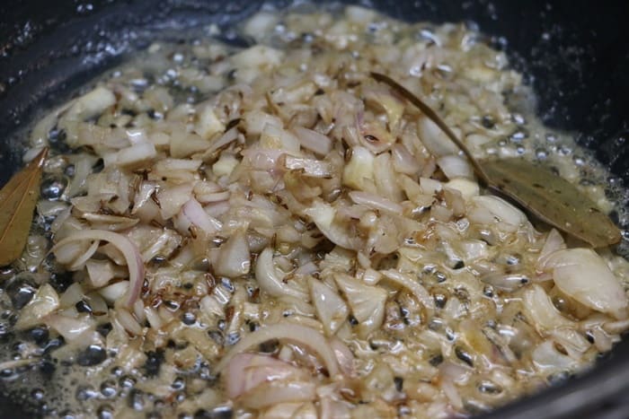 Frying onions in oil