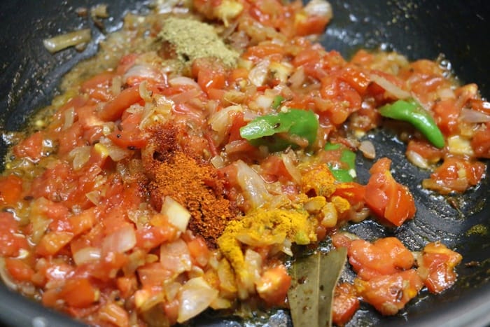 Frying tomatoes and spice powderd