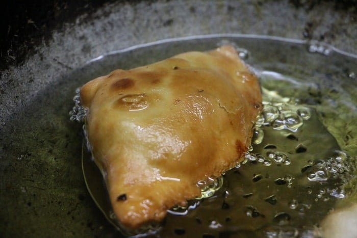 fried crispy samosa