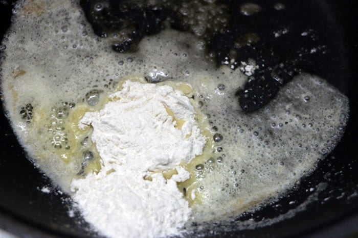 Roasting flour in butter for making bachamel sauce