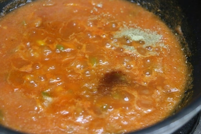 Making red sauce or tomato sauce