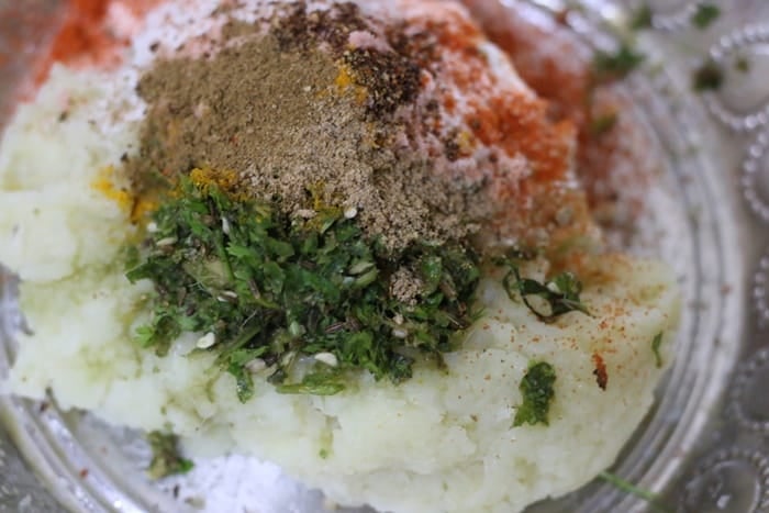 spice powders for aloo tikkis added to mashed potatoes