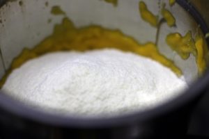 powdered sugar added to mangoes