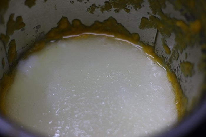 yogurt added to mango for making lassi