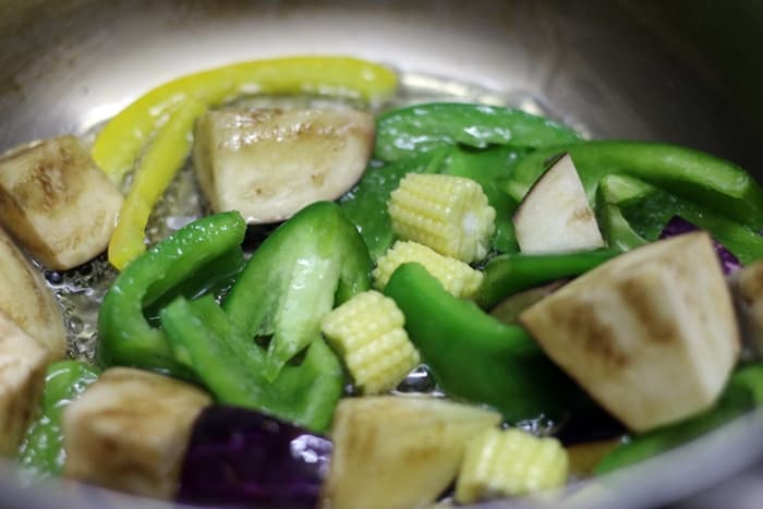 Step by step pictures-making thai green curry