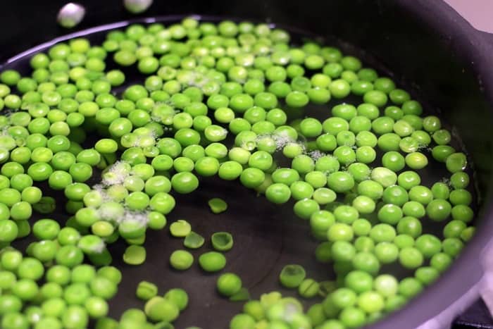 Blanching green peas with sugar