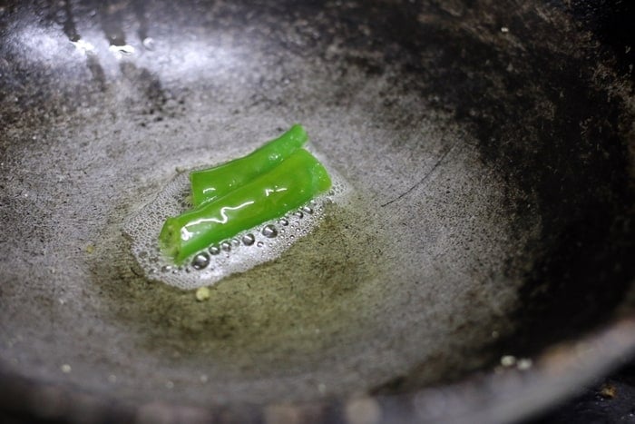 frying green chili in oil
