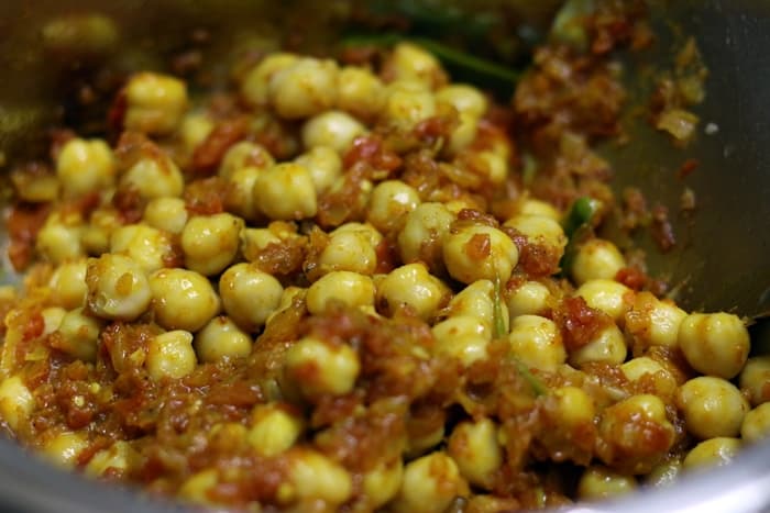 chickpeas added to cooked masala