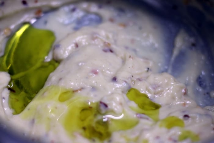 white sauce mixed with olive oil for pizza