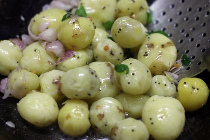 chettinad potato roast recipe step 4