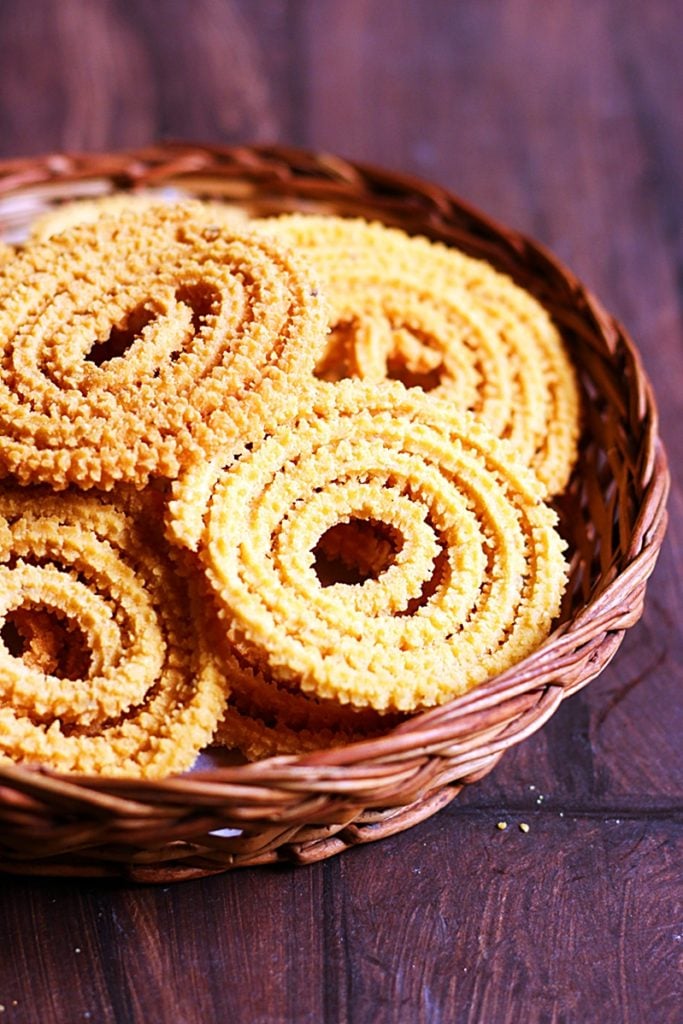 crispy homemade chakli in a bamboo plate