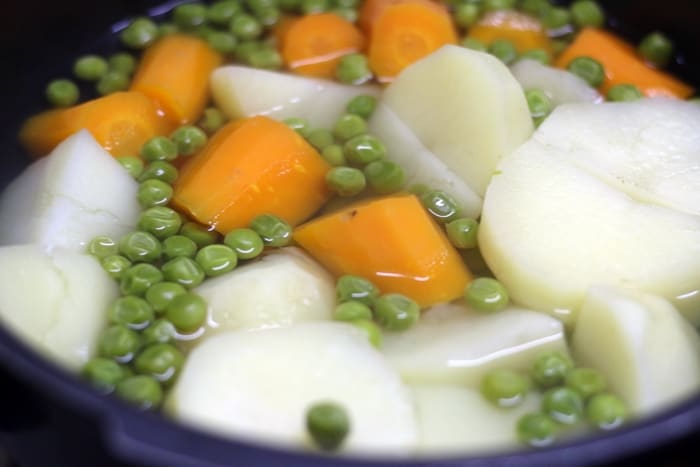Druckgaren des Gemüses für das Gemüsekotelett-Rezept