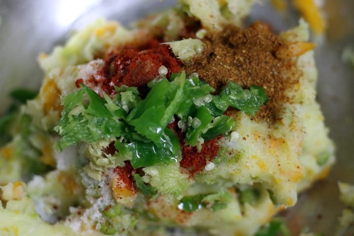 Gewürze zur Gemüsemischung hinzufügen, um ein Gemüseschnitzel-Rezept zu machen