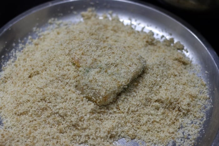 Die Gemüsepastete mit Semmelbröseln bestreuen, um das Gemüseschnitzel-Rezept zuzubereiten