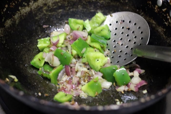 sauteing capsicum for aloo paneer