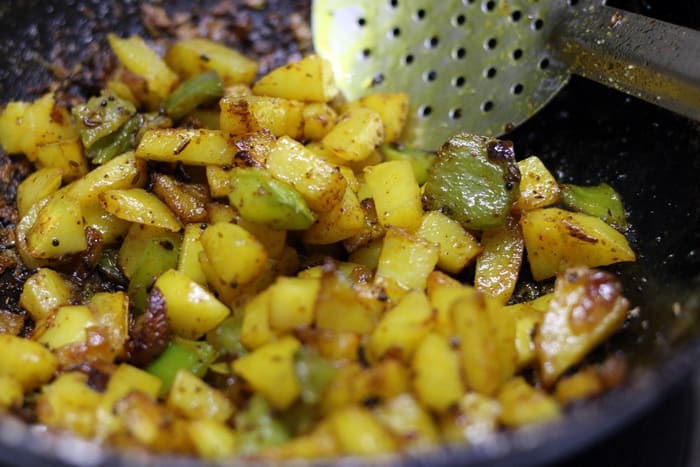 making aloo paneer recipe