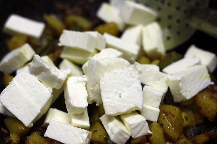 making aloo paneer