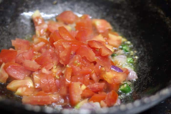 sauteing tomatoes in oil