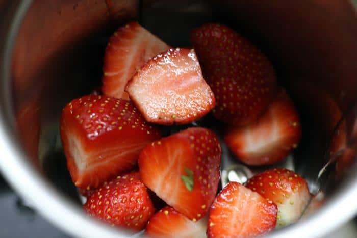 simple-strawberry-smoothie-recipe-step-1