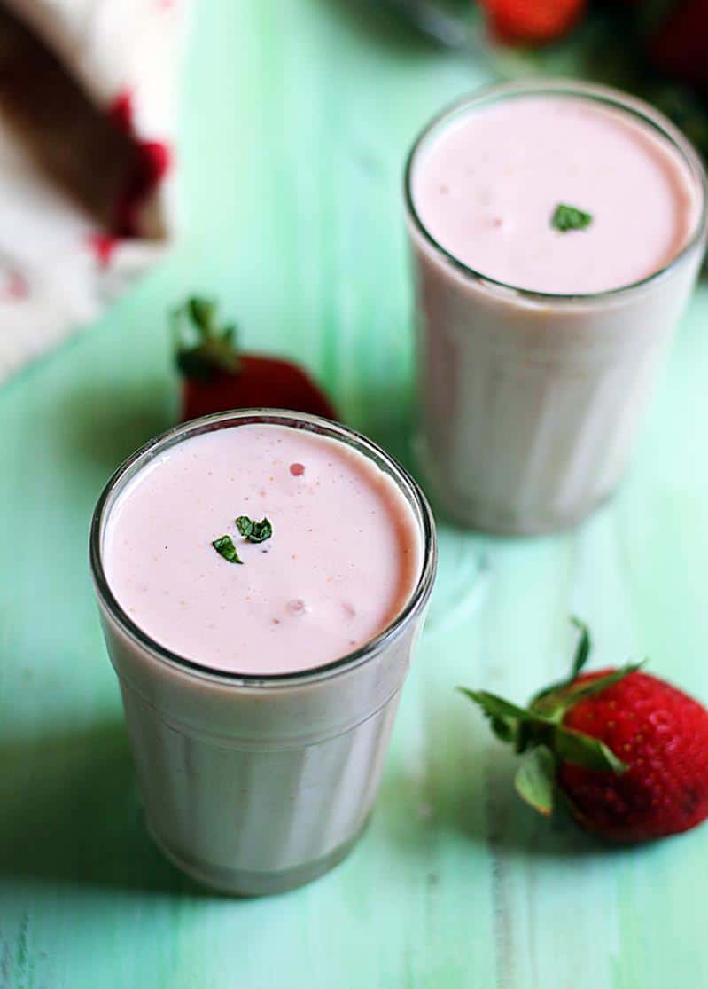 how to make strawberry lassi recipe-Indian yogurt drink with fresh strawberries