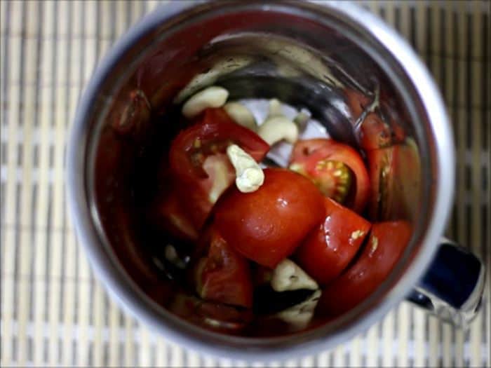 tomatoes and cashews for dahi bhindi recipe, dahi wali bhindi recipe