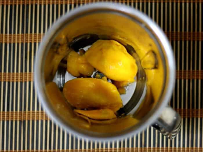 cubed mangoes in a mixer jar
