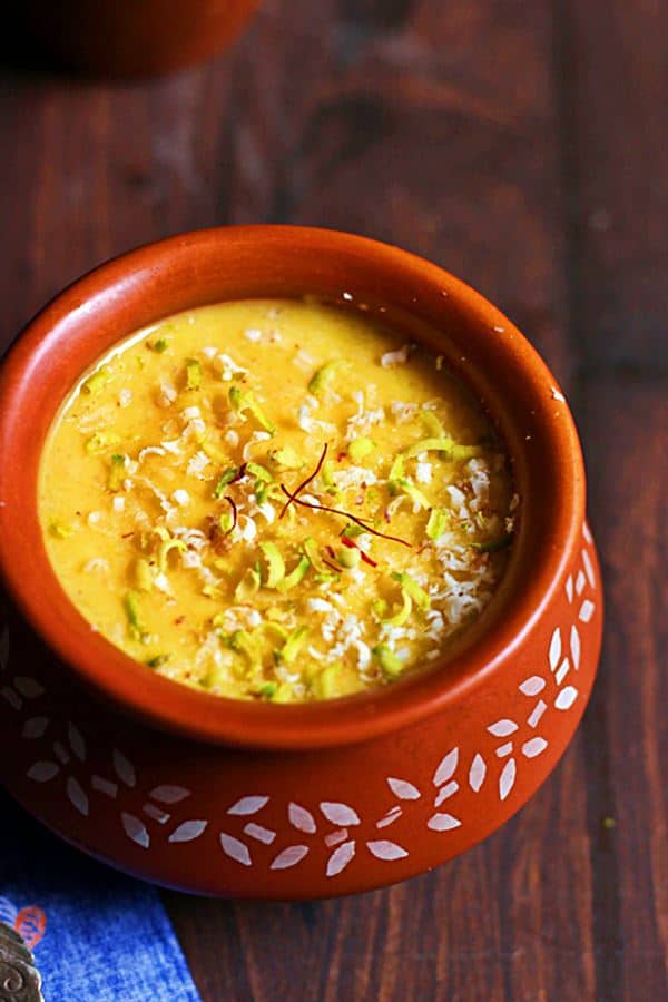 Mango phirni recipe- a traditional Indian mango dessert served in small earthenware ramekin