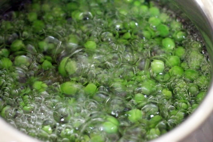 blanching green peas with a pinch of sugar