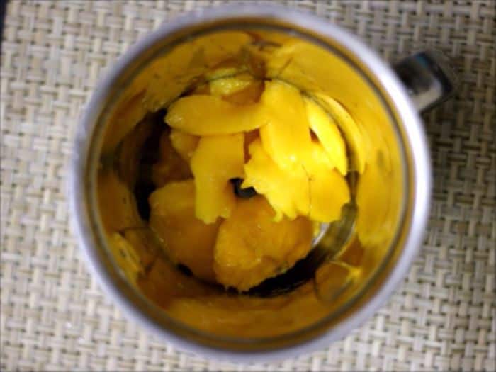 chopped mangoes chunks in a mixer jar.