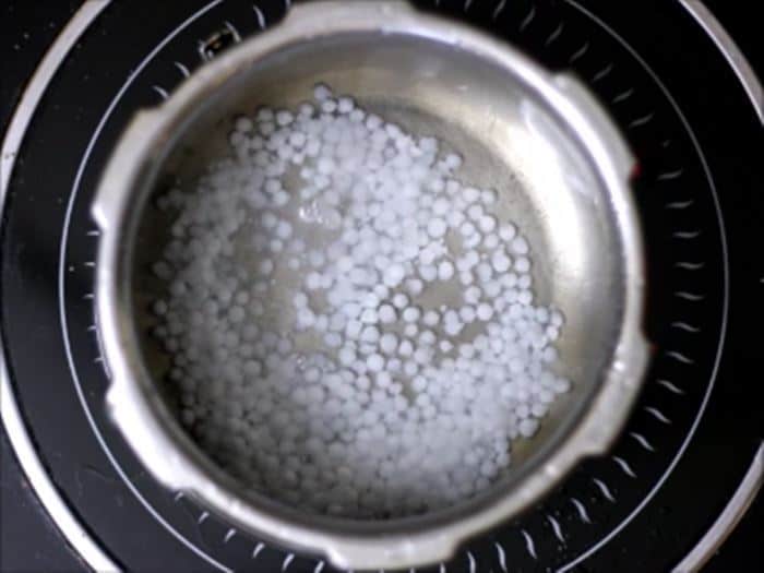 Cooking tapioca pearls in water