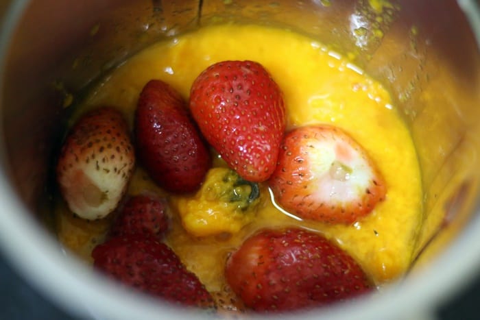 Making strawberry mango smoothie recipe