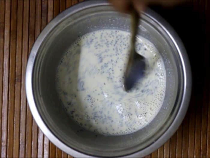 Making vanilla chia pudding recipe