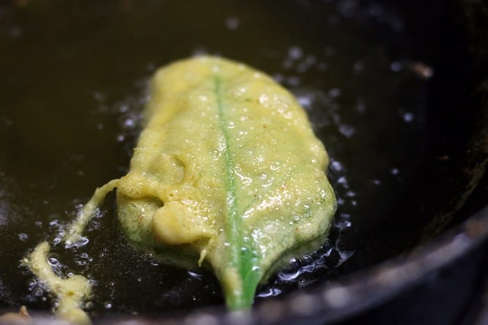 frying palak pakoda