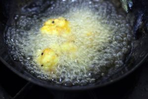 deep frying cauliflower for gobi manchurian