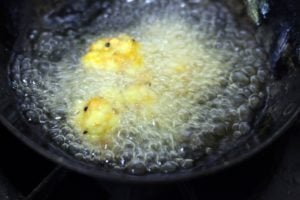 deep frying cauliflower for gobi manchurian