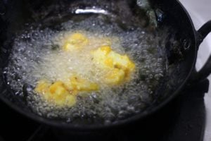 deep frying gobi to make gobi manchurian