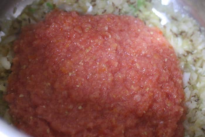 tomato puree for making onion tomato gravy for rajma recipe