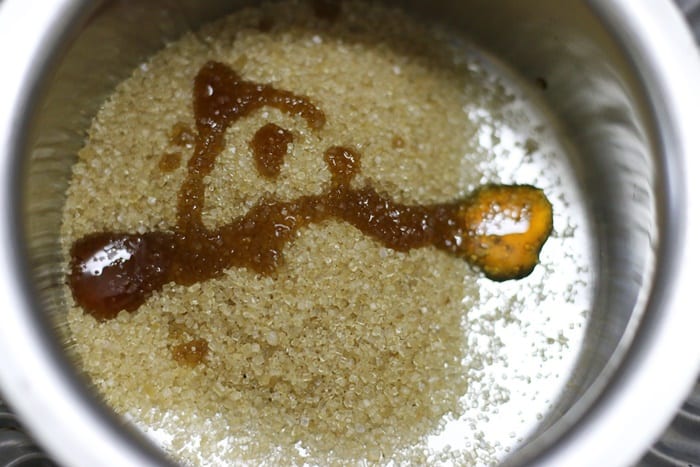mixing sugar with vanilla for caramelized bananas