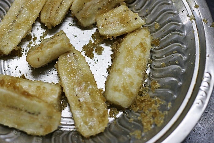 making caramelized bananas