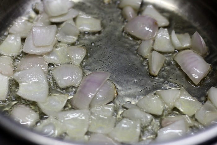 Frying onion petals in oil