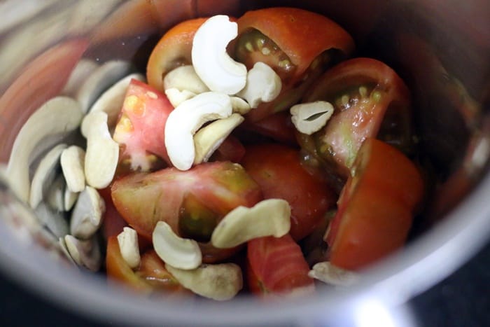pureeing cashews and tomatoes together for paneer do pyaza recipe