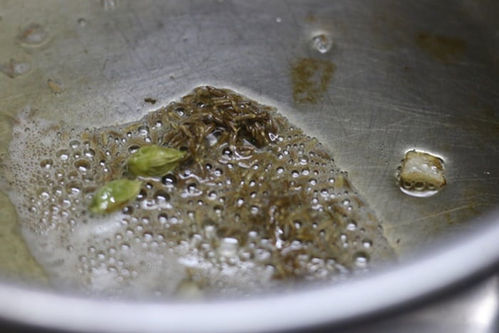 Frying whole spices in oil