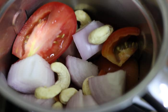 Making spice paste for restaurant style aloo gobi masala