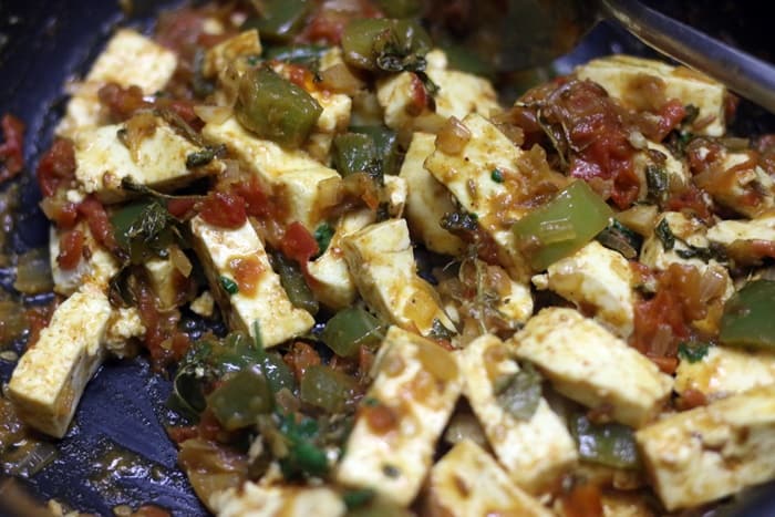 Making tawa paneer recipe