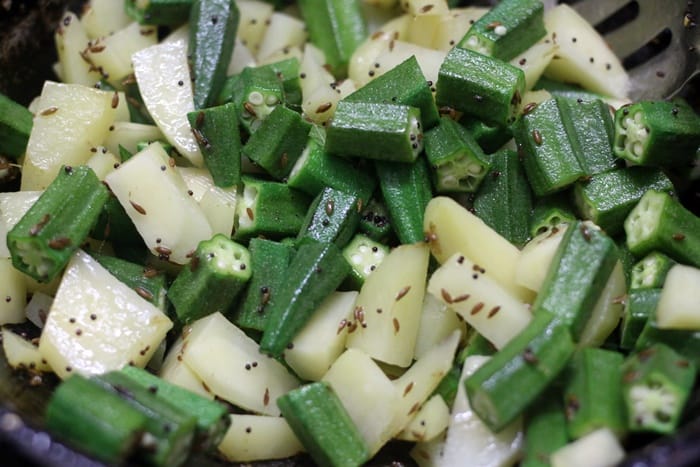 sauteing okra and potatoes in oil